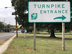 Old format of the sign which had been typical at non-freeway entrances to the turnpike; this one is at exit 3. This sign was replaced by a generic entry sign in 2024.