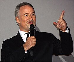David Fincher was praised for his direction of the pilot episode, receiving a Primetime Emmy Award for his work.