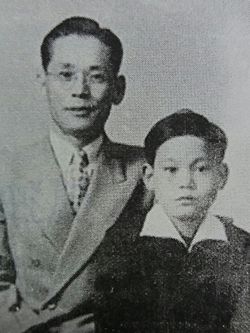 Lee (left) and his son Lee Kun-hee (right) in 1950