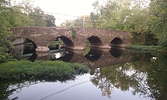 The current stone bridge over the Millstone River was built in 1798 to replace a wooden one dismantled in 1777 by American troops leaving the Battle of Princeton.[11]