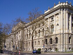 The University of Leipzig was the first to create an experimental laboratory of psychology and inspired professors Mann and Schneider to create the first university simile in Chile under the tutelage of Wilhelm Wundt himself.