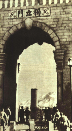 Chinese troops march on Independence Gate