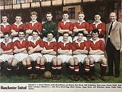Wood (back row, fourth from left) in a Manchester United team photo in 1957