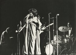 Beth Carvalho, the singer who gave visibility to the "backyard pagodes" in Rio's suburbs.