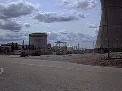 Rancho Seco PWR reactor hall and cooling tower (being decommissioned, 2004)