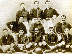 Llobet (crouching, center) with the Barcelona second team in 1902.