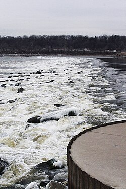 A low-water dam deepens the pool above the Chain of Rocks Lock near St. Louis (2006)