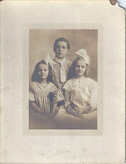 Portrait of Tonks and his sisters Nina and Emily by Scherer c. 1909