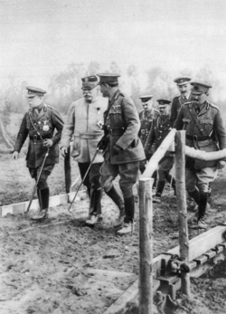 French, Joffre and Haig (left to right) visit the front line during 1915. Henry Wilson, responsible at the time for liaison between French and Joffre, is second from the right.