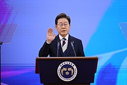 Lee takes the presidential oath of office in the Rotunda Hall of the National Assembly on 4 June 2025.
