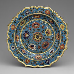 Chinese dish with scalloped rim, from the Ming dynasty; early 15th century; cloisonné enamel; height: 2.5 cm, diameter: 15.2 cm