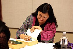 Gabaldon signing books at the 2017 Phoenix Comicon