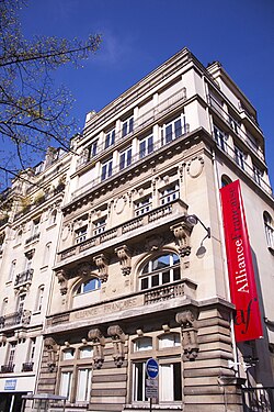Alliance française Paris Île-de-France, boulevard Raspail (allée Claude Cahun–Marcel Moore)